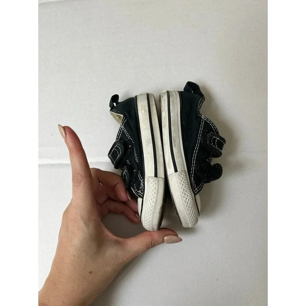 Converse toddler low top sneakers size 4